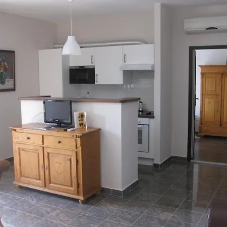 Geraumige Ferienwohnung Mit Garten Und Schwimmbad