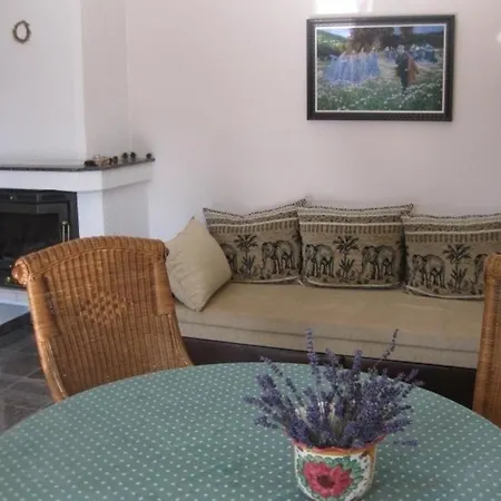 Geraumige Ferienwohnung Mit Garten Und Schwimmbad Zamardi