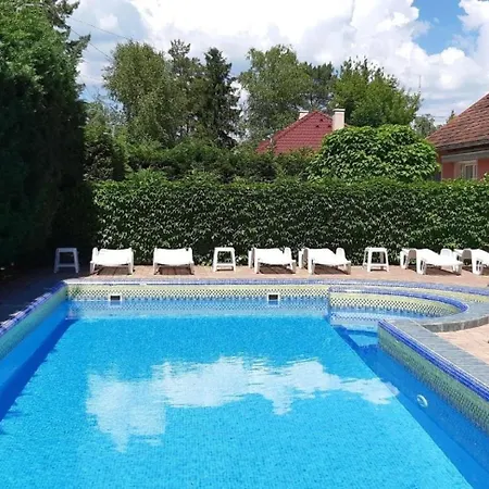 Geraumige Ferienwohnung Mit Garten Und Schwimmbad Apartment
