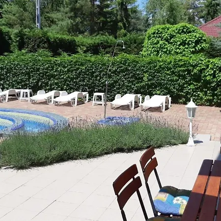 Geraumige Ferienwohnung Mit Garten Und Schwimmbad
