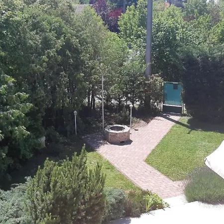 Geraumige Ferienwohnung Mit Garten Und Schwimmbad * Zamardi