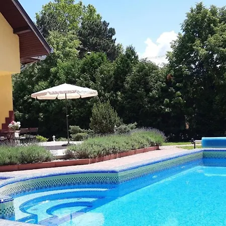 Geraumige Ferienwohnung Mit Garten Und Schwimmbad Zamardi