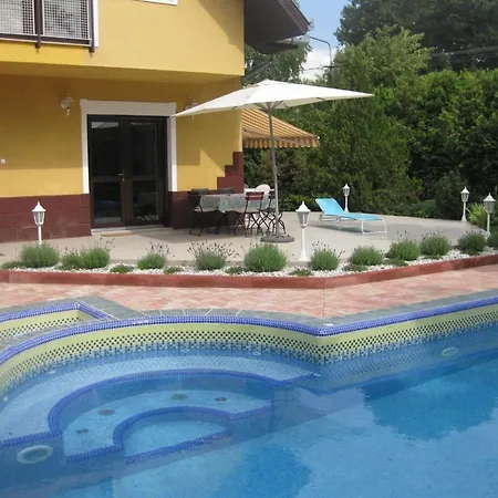 Apartment Geraumige Ferienwohnung Mit Garten Und Schwimmbad Zamardi